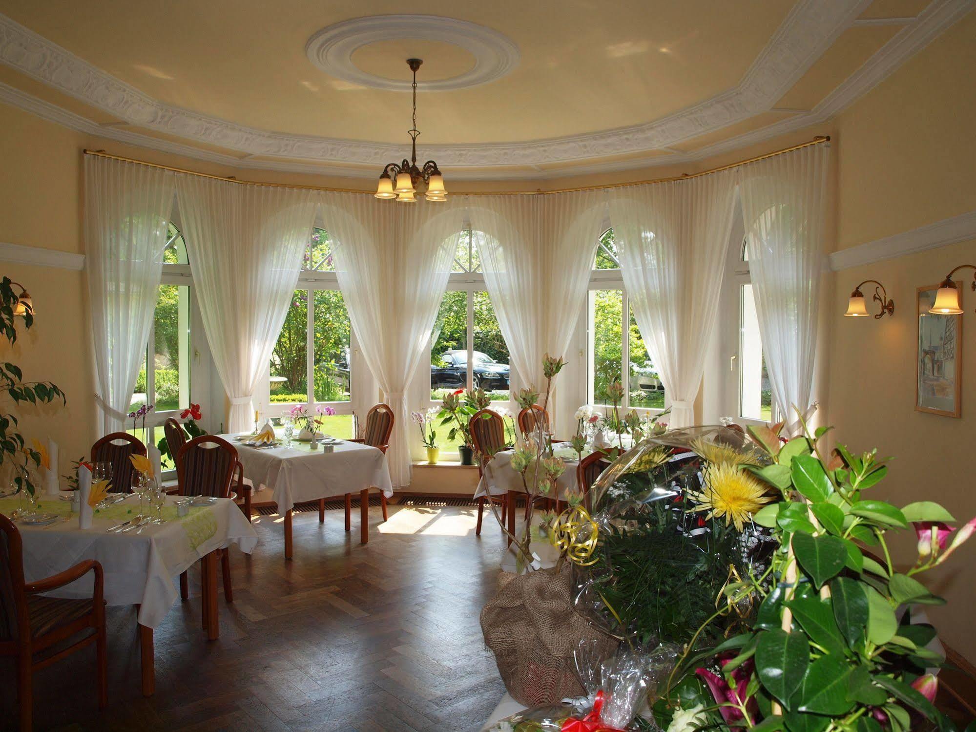 Hotel & Restaurant Bellevue Schmoelln ภายนอก รูปภาพ