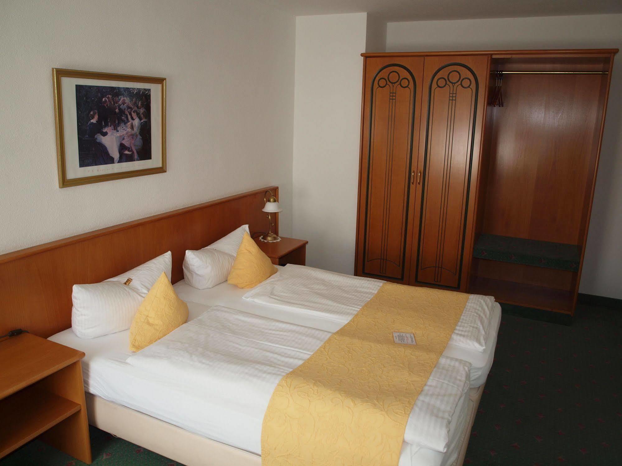 Hotel & Restaurant Bellevue Schmoelln ภายนอก รูปภาพ